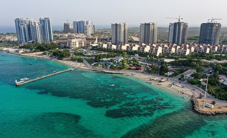 جزیرهٔ کیش، یک جزیرهٔ تفریحی ورزشی در شهرستان بندر لنگه، استان هرمزگان در جنوب ایران واقع در خلیج فارس است.